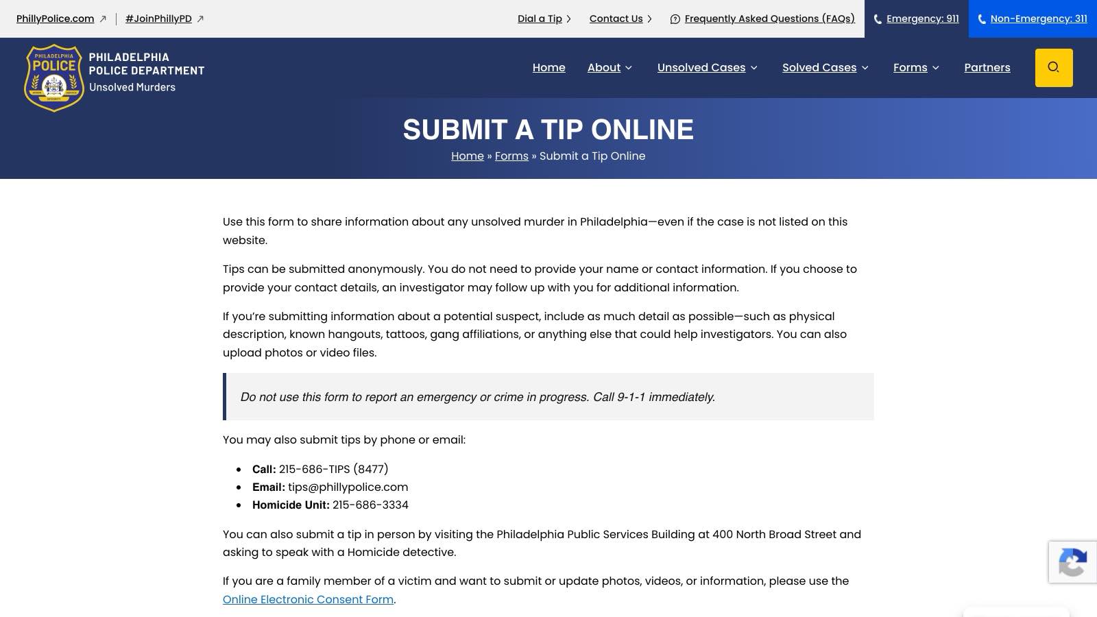 La page « Submit a Tip Online » du site du PPD consacré aux meurtres non résolus, qui accepte les dépôts sans nom ni contact.
