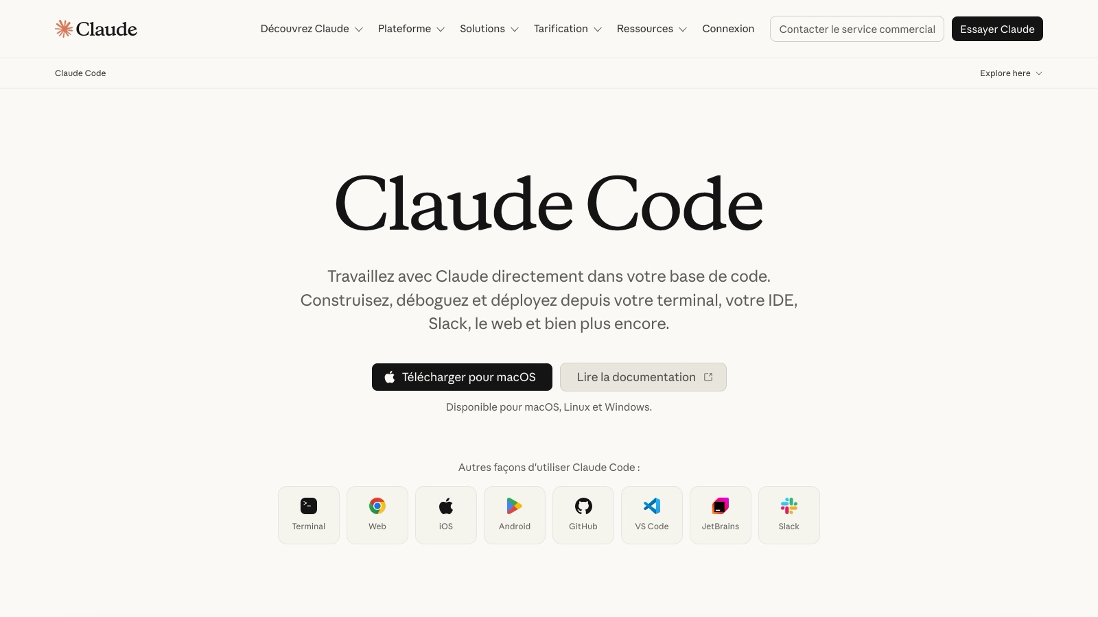 Page produit officielle de Claude Code : « Travaillez avec Claude directement dans votre base de code », et les surfaces disponibles (Terminal, Web, iOS, Android, GitHub, VS Code, JetBrains, Slack).