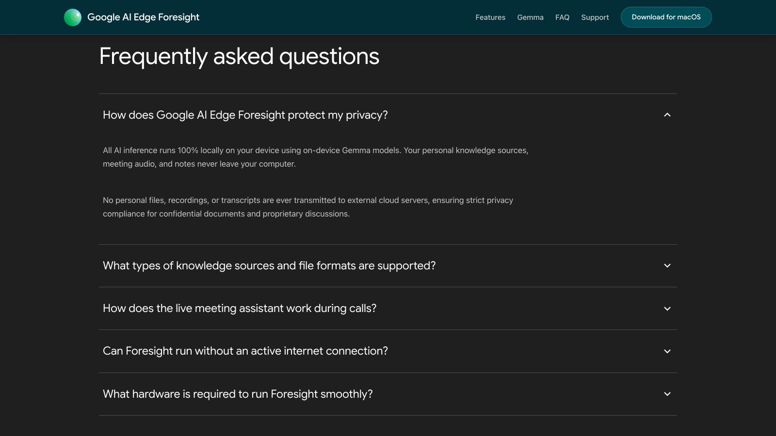 La FAQ de la page officielle, dépliée sur la question de la confidentialité : « All AI inference runs 100% locally… never leave your computer ».