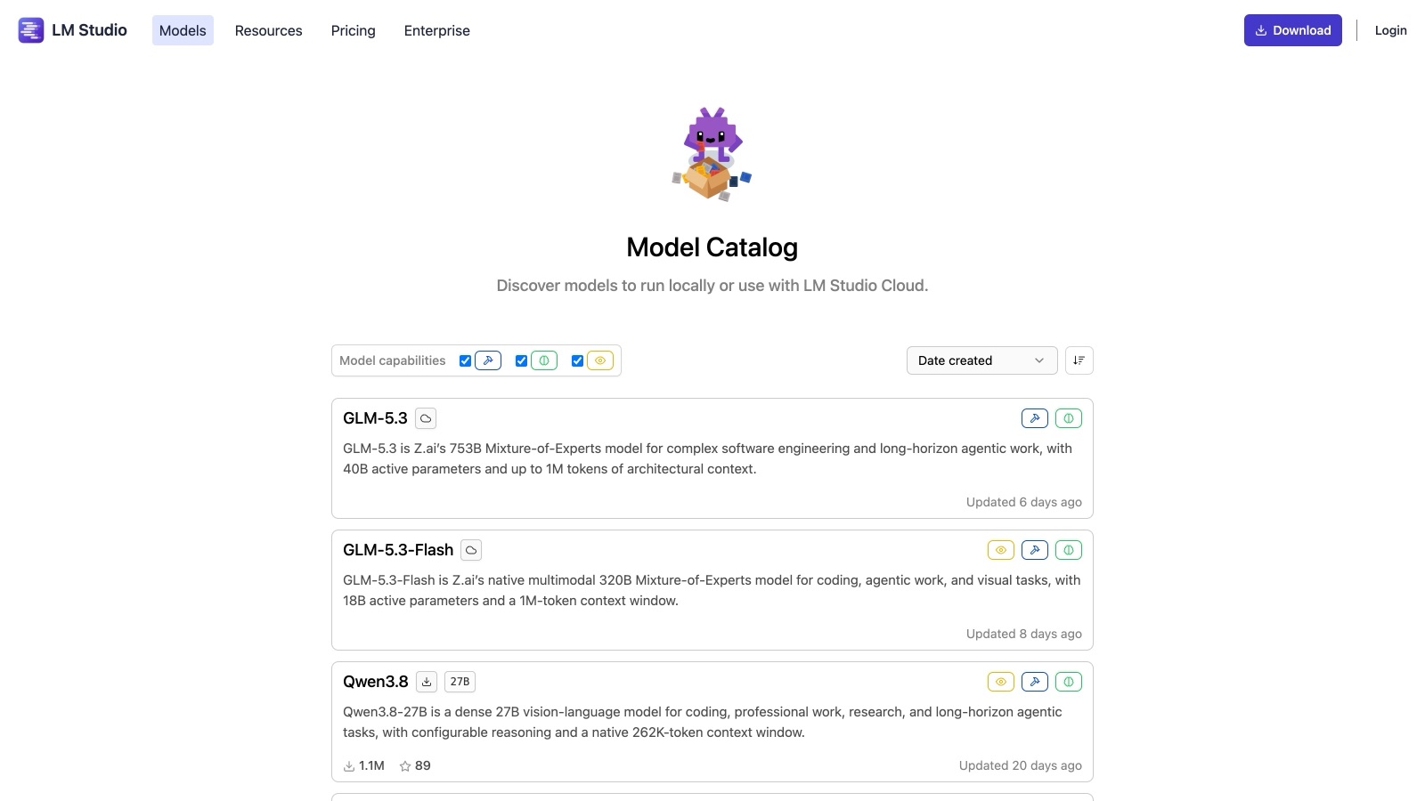 Le catalogue de modèles de LM Studio : fiches détaillées, filtres par capacité, compteurs de téléchargements Hugging Face, et les mêmes modèles utilisables dans LM Studio Cloud.