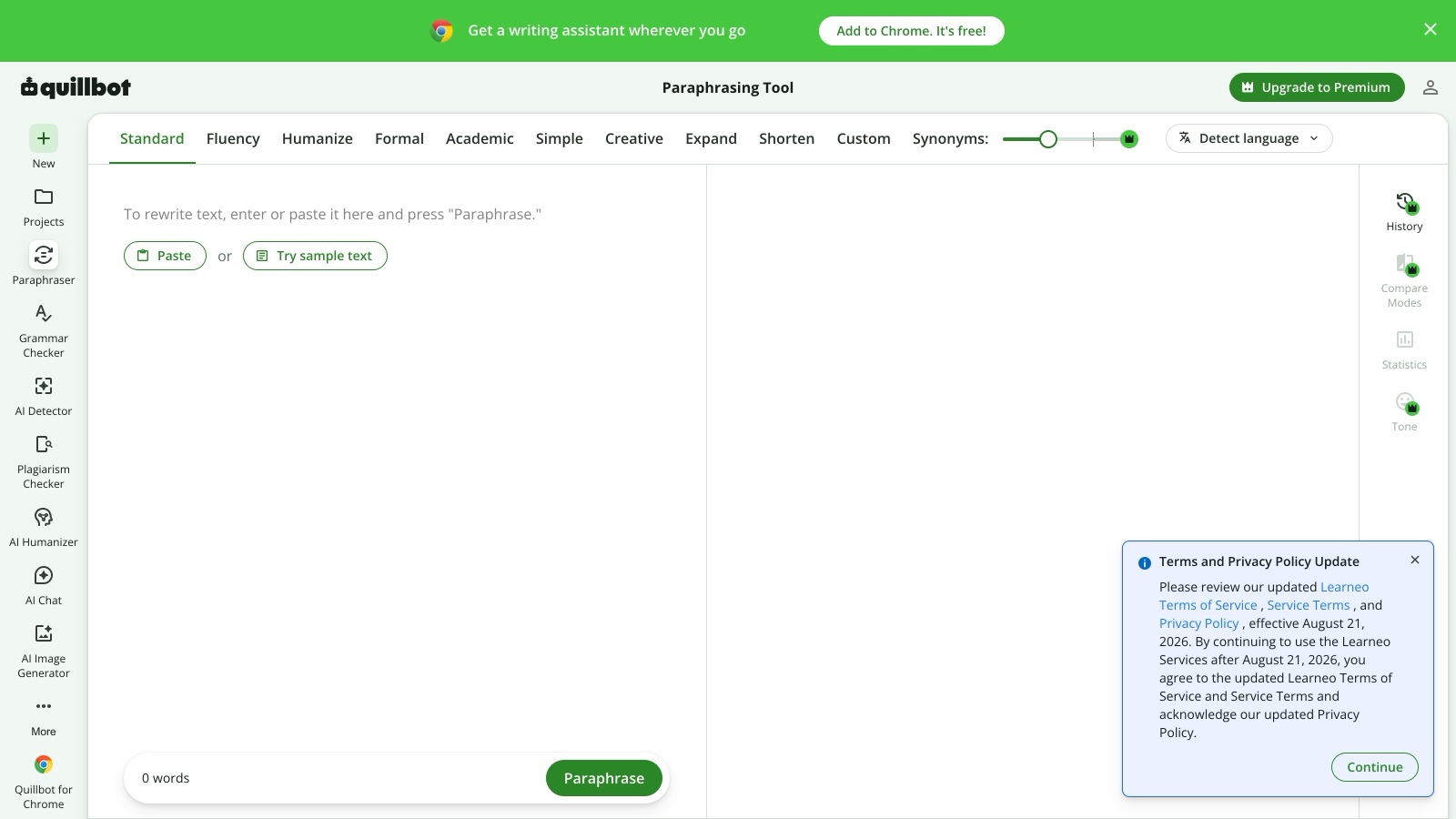 L'interface du paraphraseur : la barre d'onglets des modes, du Standard gratuit au mode Custom, le curseur de synonymes et, dans la colonne de droite, les fonctions marquées d'une couronne Premium (historique, comparaison de modes, ton).